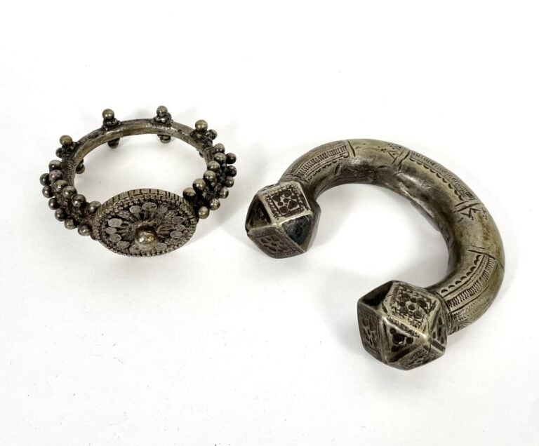 Lot comprenant : - Un bracelet de cheville bédouin et un gros bracelet en argen…