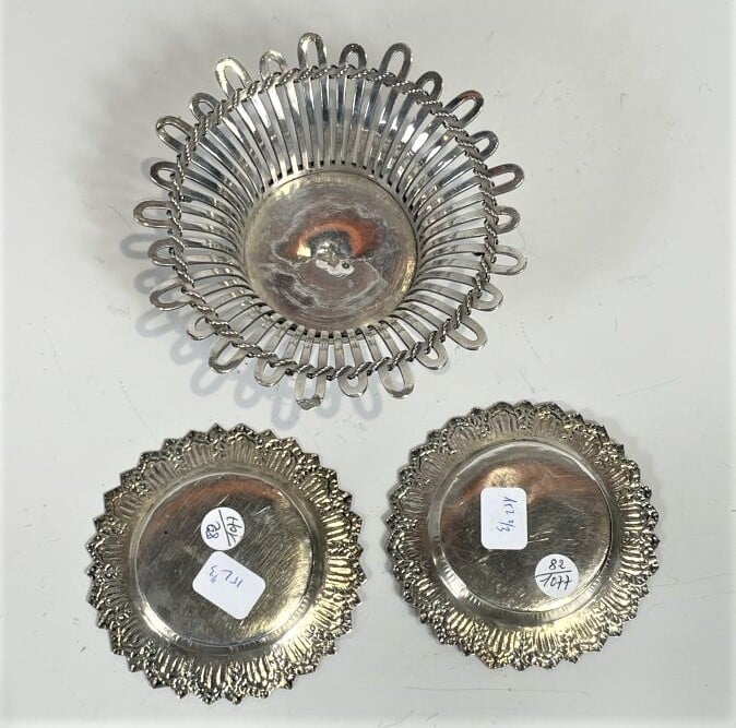 Lot comprenant : un panier ajouré en argent bas-titre (Hauteur : 5 cm) et deux…