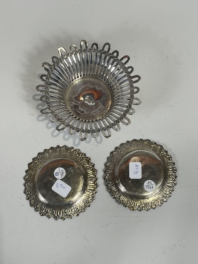 Lot comprenant : un panier ajouré en argent bas-titre (Hauteur : 5 cm) et deux…