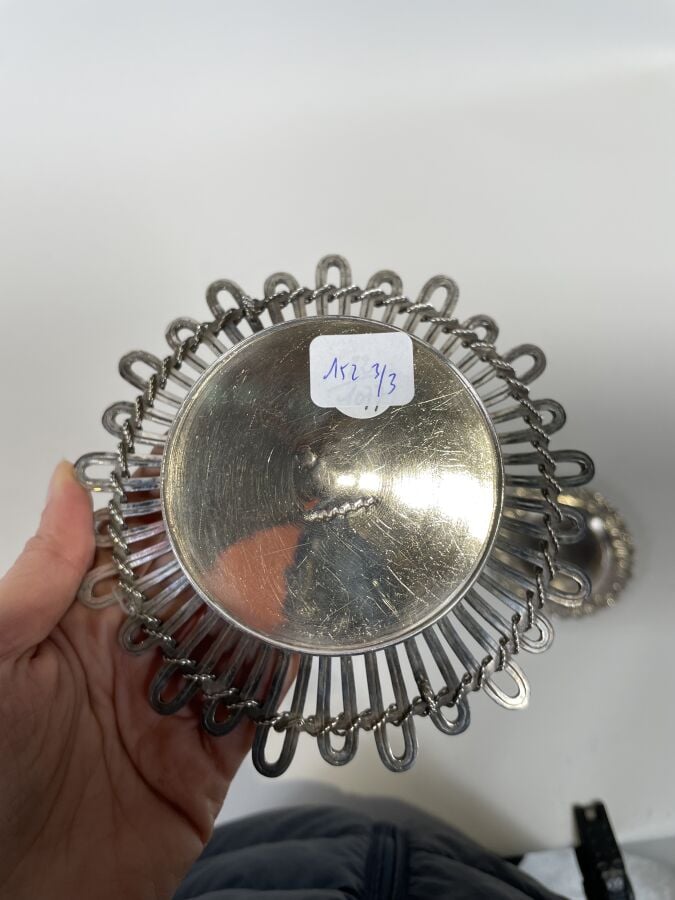 Lot comprenant : un panier ajouré en argent bas-titre (Hauteur : 5 cm) et deux…