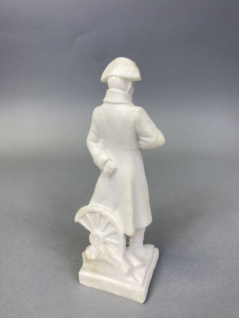 Lot comprenant : - -un sujet en porcelaine polychrome représentant "Napoléon Bo…