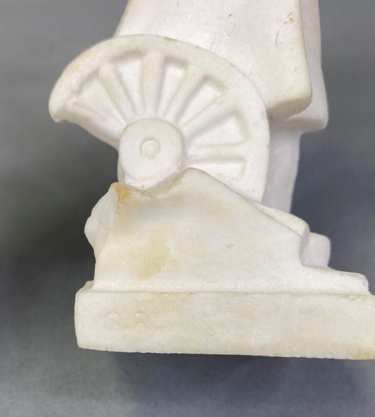 Lot comprenant : - -un sujet en porcelaine polychrome représentant "Napoléon Bo…