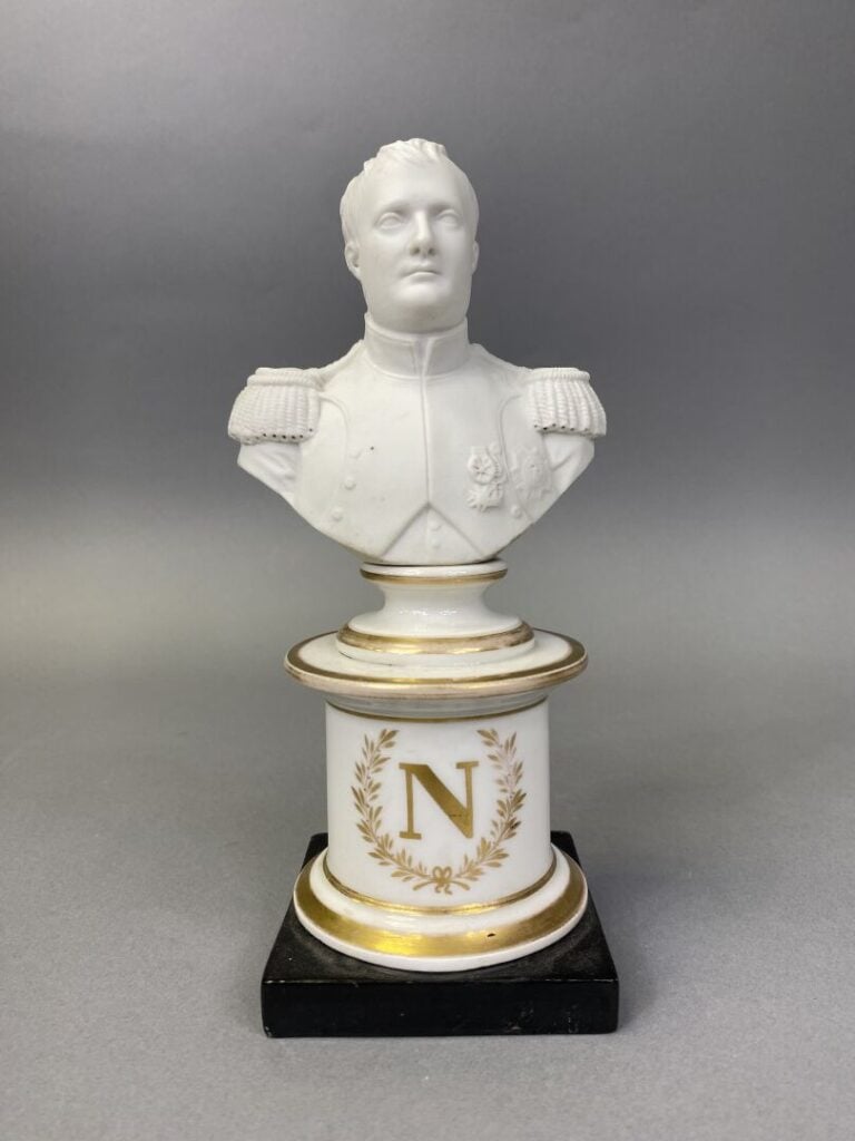 Lot comprenant : - -un sujet en porcelaine polychrome représentant "Napoléon Bo…