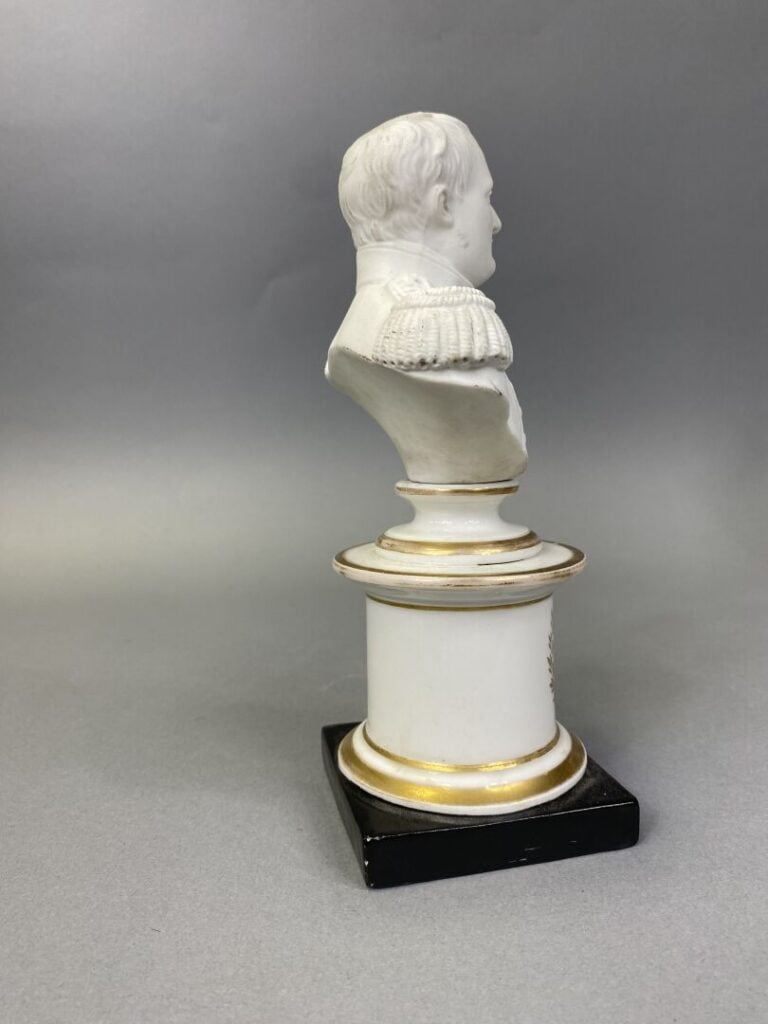 Lot comprenant : - -un sujet en porcelaine polychrome représentant "Napoléon Bo…