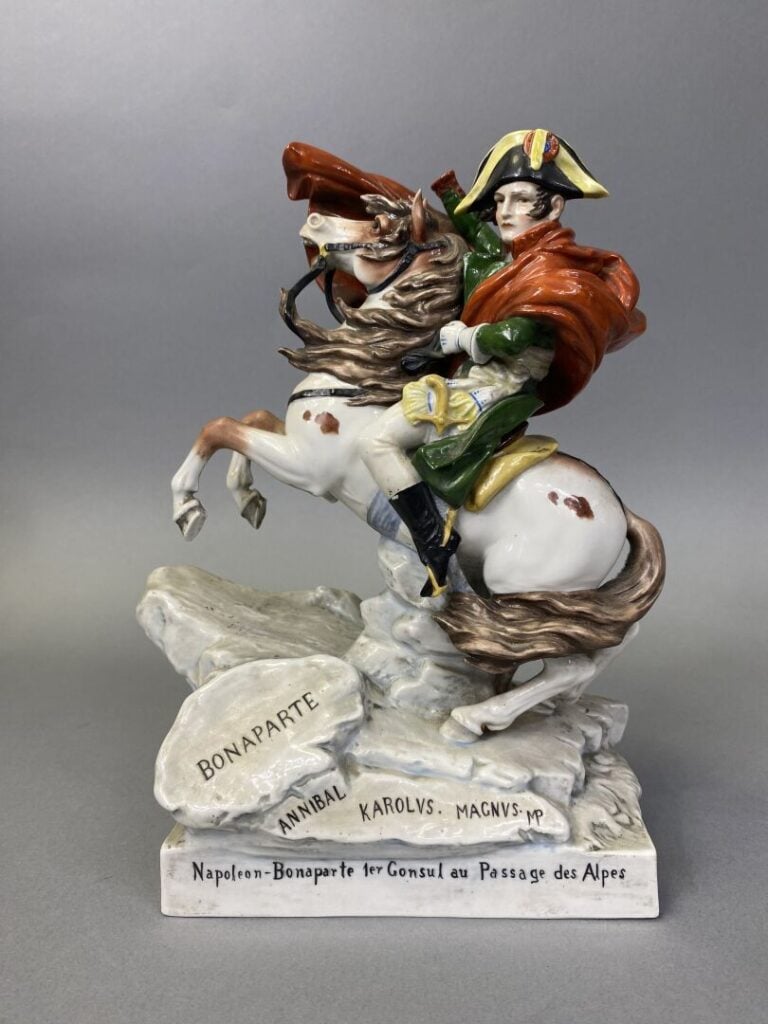 Lot comprenant : - -un sujet en porcelaine polychrome représentant "Napoléon Bo…