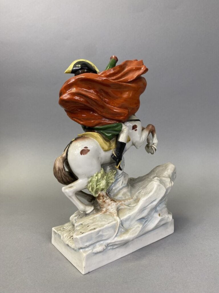 Lot comprenant : - -un sujet en porcelaine polychrome représentant "Napoléon Bo…