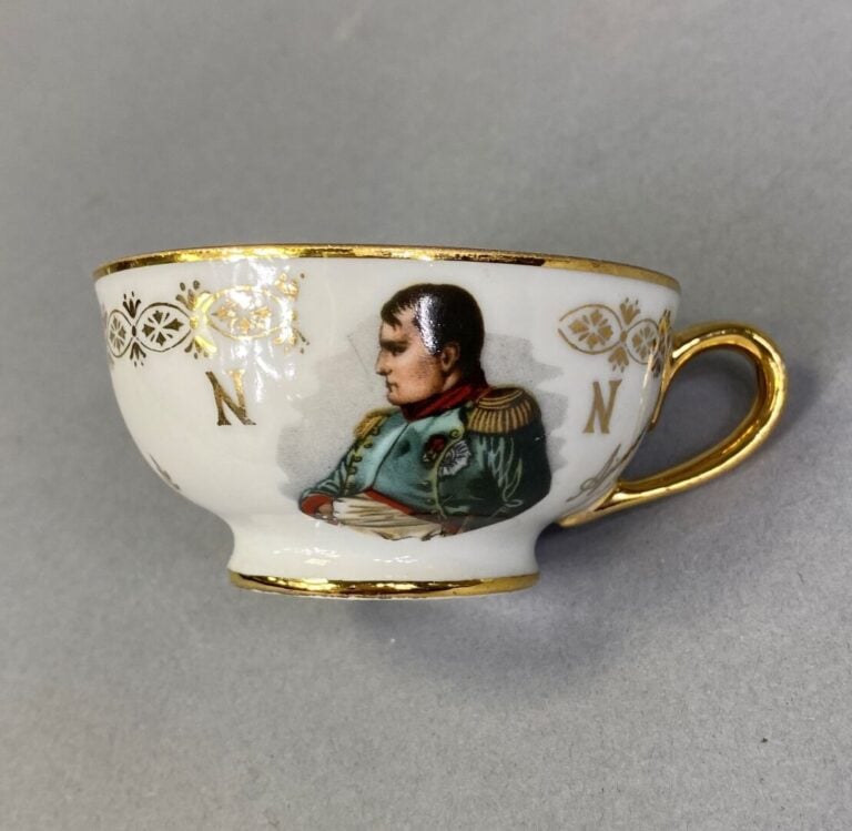 Lot comprenant : - -un sujet en porcelaine polychrome représentant "Napoléon Bo…