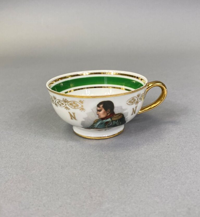 Lot comprenant : - -un sujet en porcelaine polychrome représentant "Napoléon Bo…