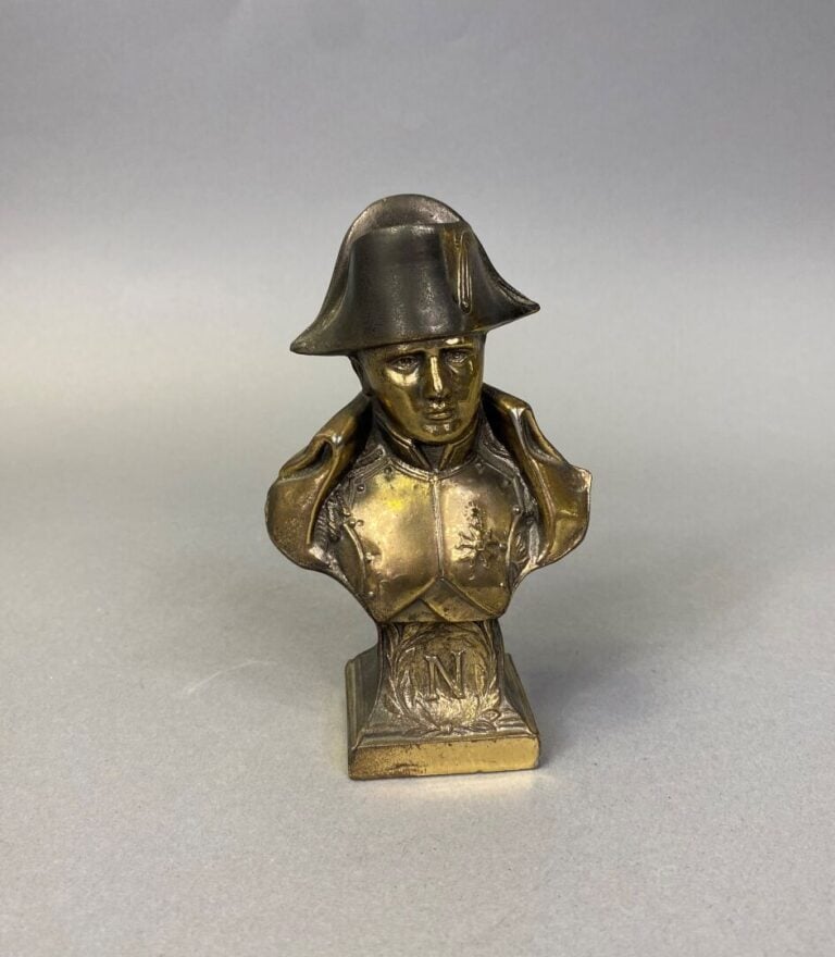 Lot comprenant : - -un sujet en porcelaine polychrome représentant "Napoléon Bo…