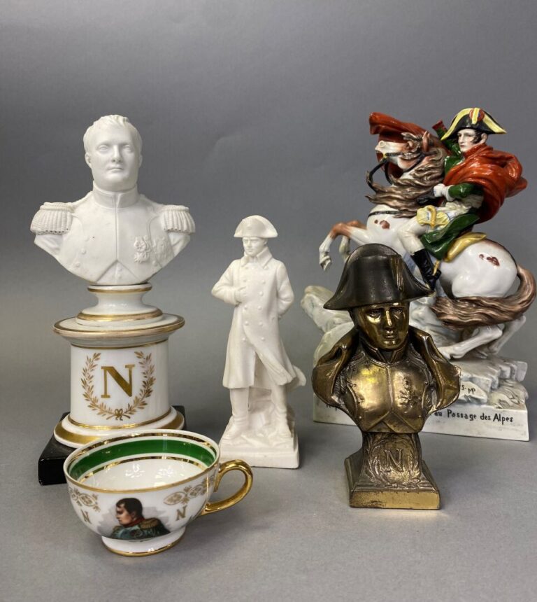 Lot comprenant : - -un sujet en porcelaine polychrome représentant "Napoléon Bo…