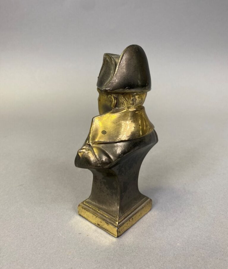 Lot comprenant : - -un sujet en porcelaine polychrome représentant "Napoléon Bo…