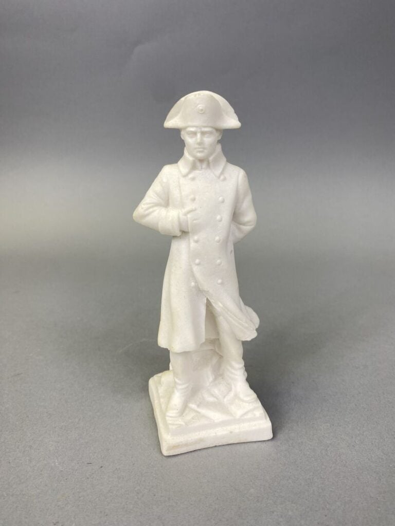 Lot comprenant : - -un sujet en porcelaine polychrome représentant "Napoléon Bo…