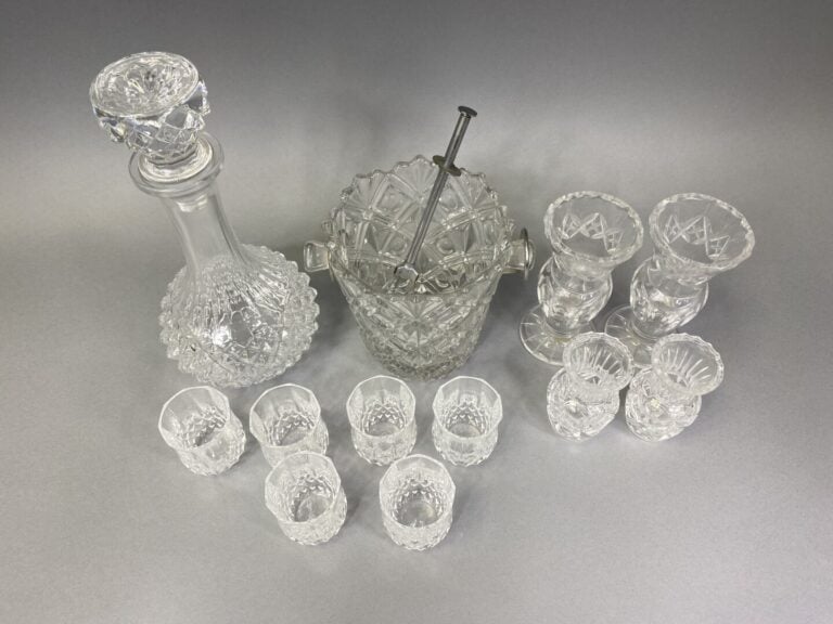 Lot comprenant : une carafe, un seau à glace, six verres à liqueur, deux paires…