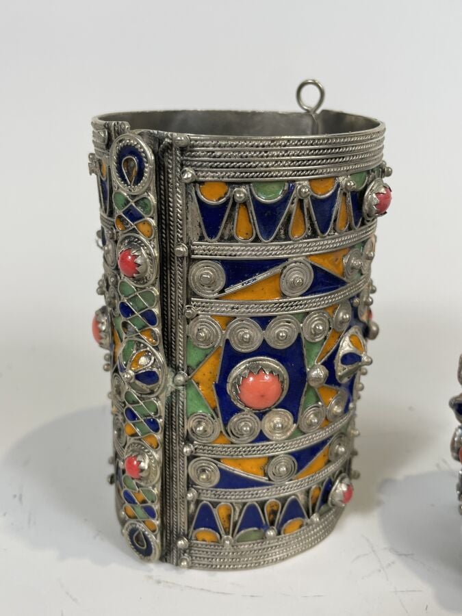 Lot comprenant : - Une manchette en argent bas titre incrusté d'émaux polychrom…