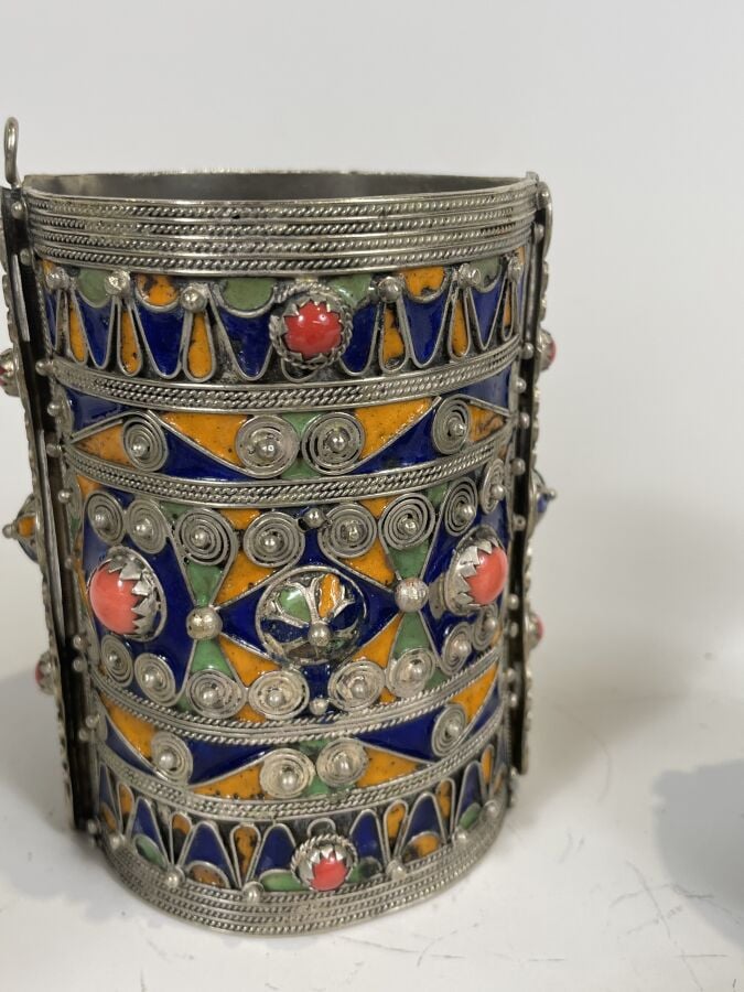 Lot comprenant : - Une manchette en argent bas titre incrusté d'émaux polychrom…
