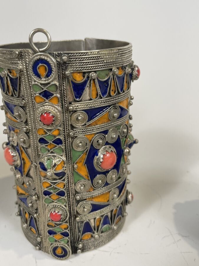 Lot comprenant : - Une manchette en argent bas titre incrusté d'émaux polychrom…