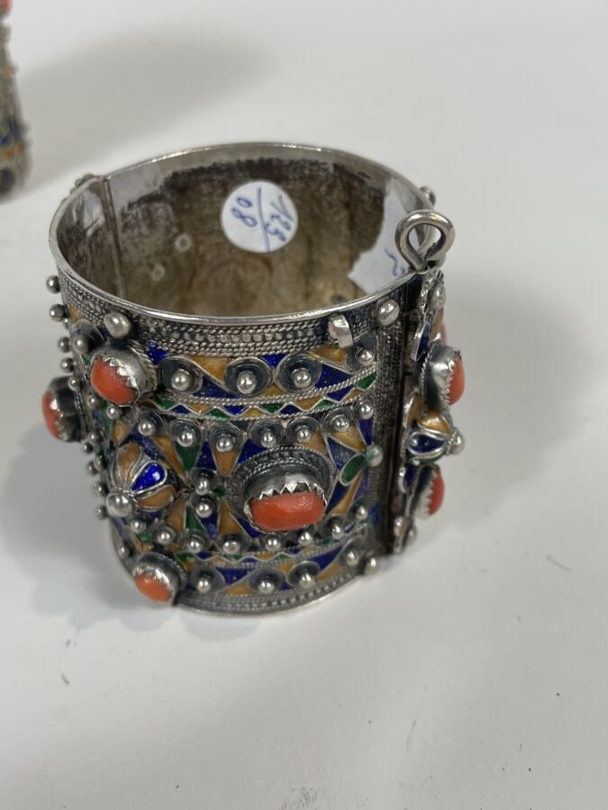 Lot comprenant : - Une manchette en argent bas titre incrusté d'émaux polychrom…