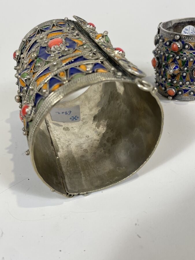Lot comprenant : - Une manchette en argent bas titre incrusté d'émaux polychrom…