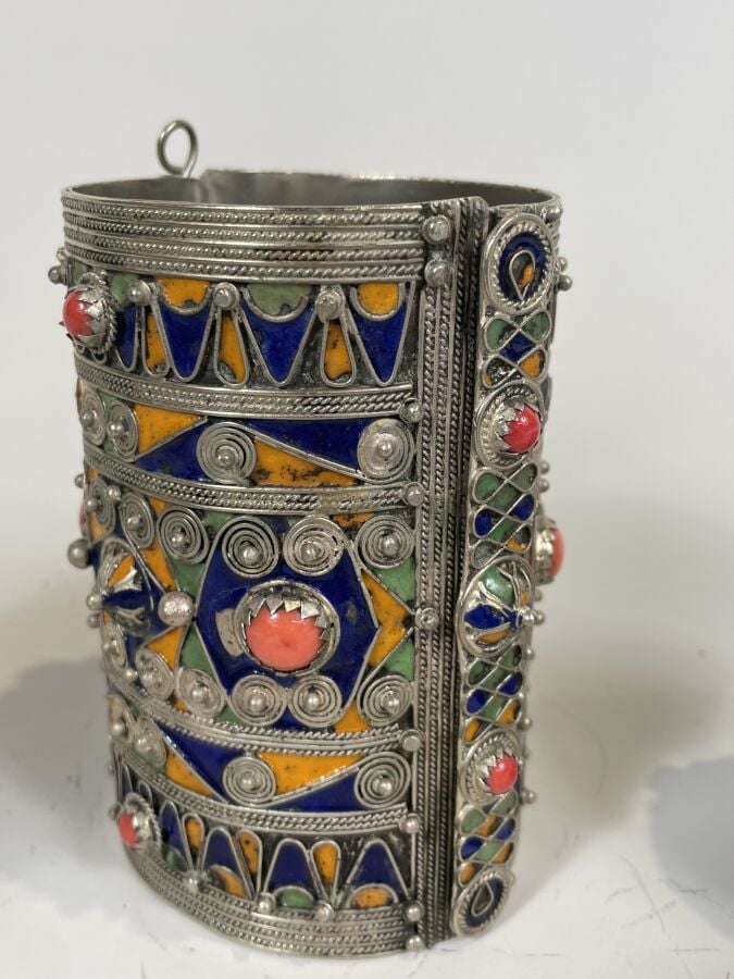 Lot comprenant : - Une manchette en argent bas titre incrusté d'émaux polychrom…