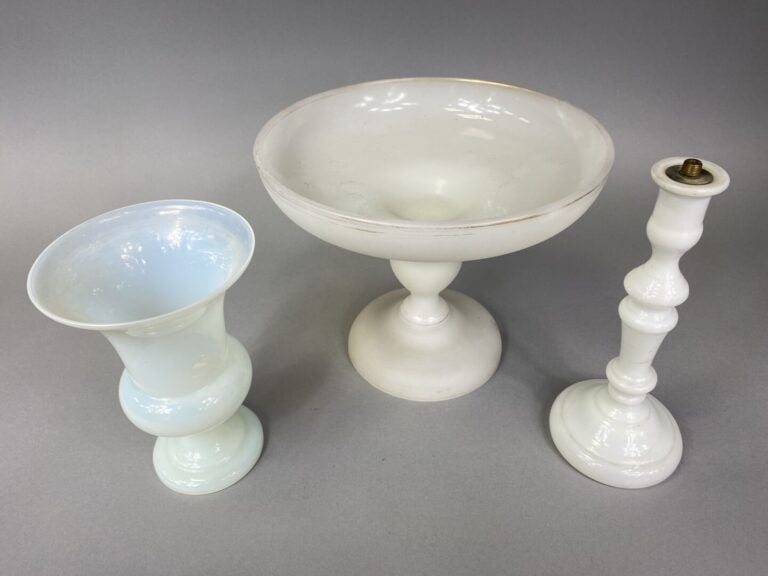 Lot comprenant : - - Vase en opaline blanche peint à fond rose à décor de fleur…