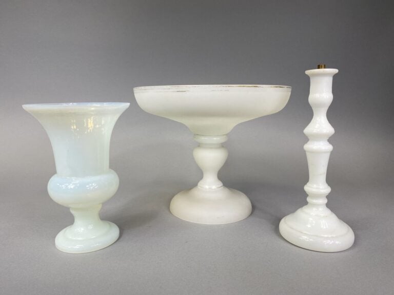 Lot comprenant : - - Vase en opaline blanche peint à fond rose à décor de fleur…