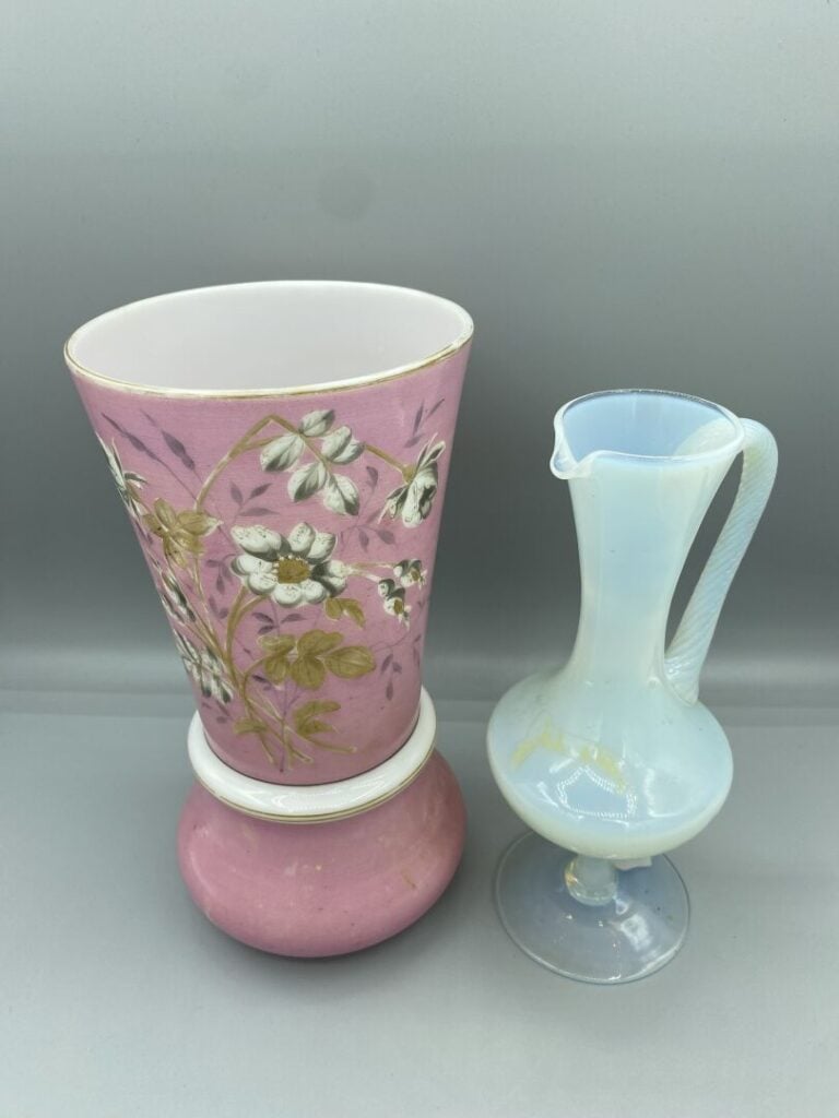 Lot comprenant : - - Vase Médicis en opaline savonneuse - H : 20 cm - - Aiguièr…