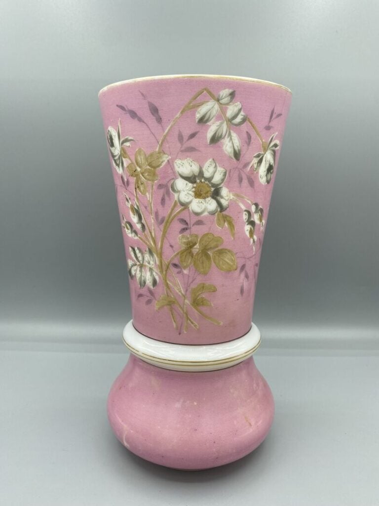 Lot comprenant : - - Vase Médicis en opaline savonneuse - H : 20 cm - - Aiguièr…