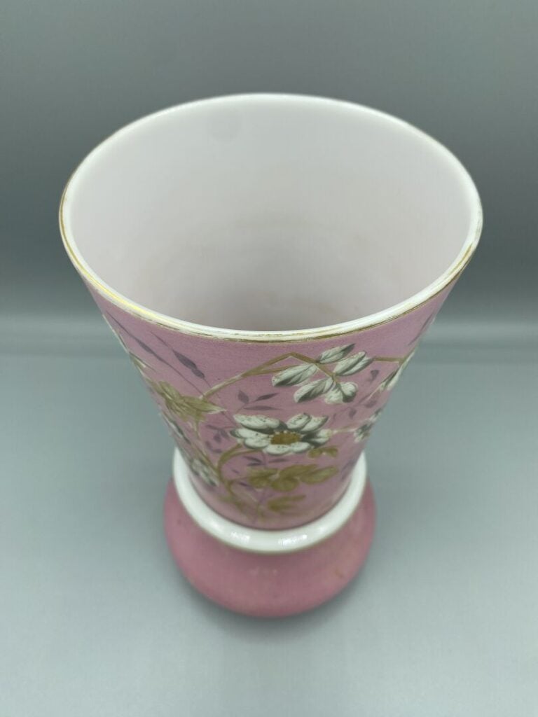 Lot comprenant : - - Vase Médicis en opaline savonneuse - H : 20 cm - - Aiguièr…