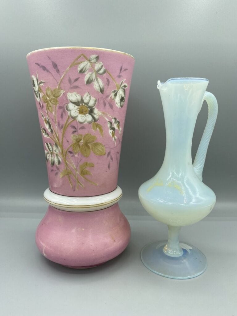 Lot comprenant : - - Vase Médicis en opaline savonneuse - H : 20 cm - - Aiguièr…