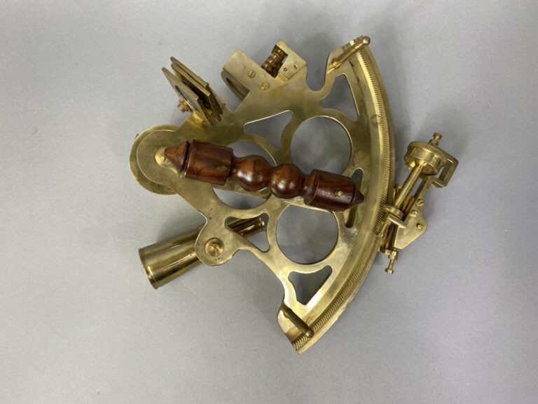 Lot d'instruments de marine en laiton comprenant un sextant de navigation, une…