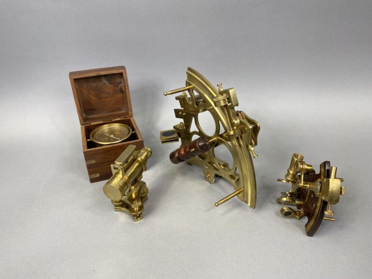 Lot d'instruments de marine en laiton comprenant un sextant de navigation, une…