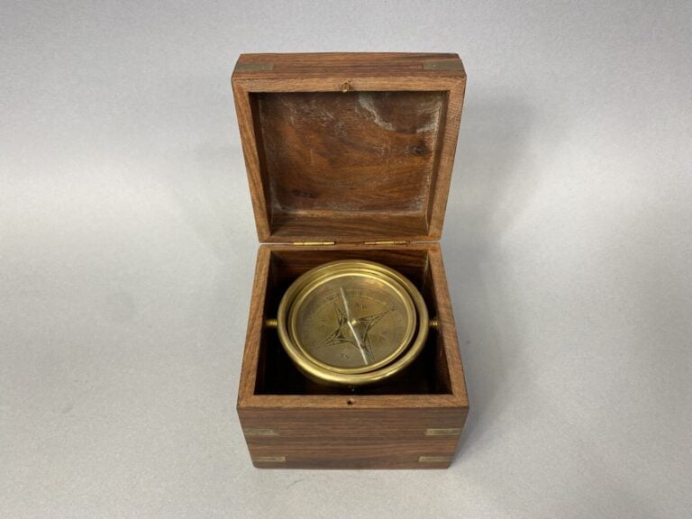 Lot d'instruments de marine en laiton comprenant un sextant de navigation, une…
