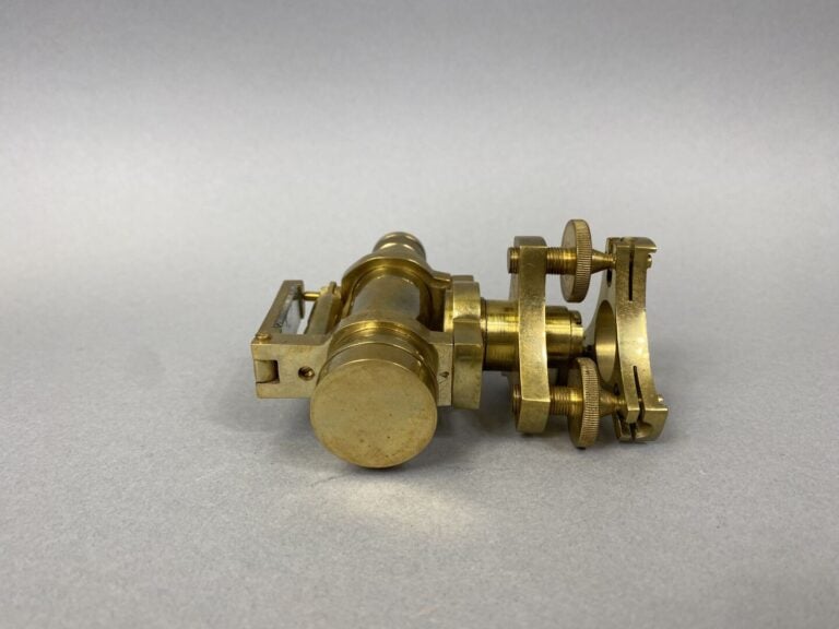 Lot d'instruments de marine en laiton comprenant un sextant de navigation, une…