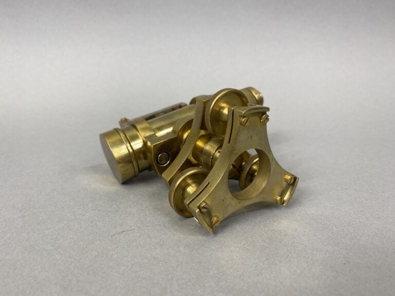 Lot d'instruments de marine en laiton comprenant un sextant de navigation, une…
