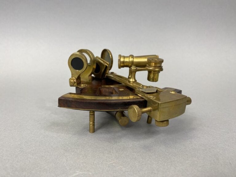 Lot d'instruments de marine en laiton comprenant un sextant de navigation, une…
