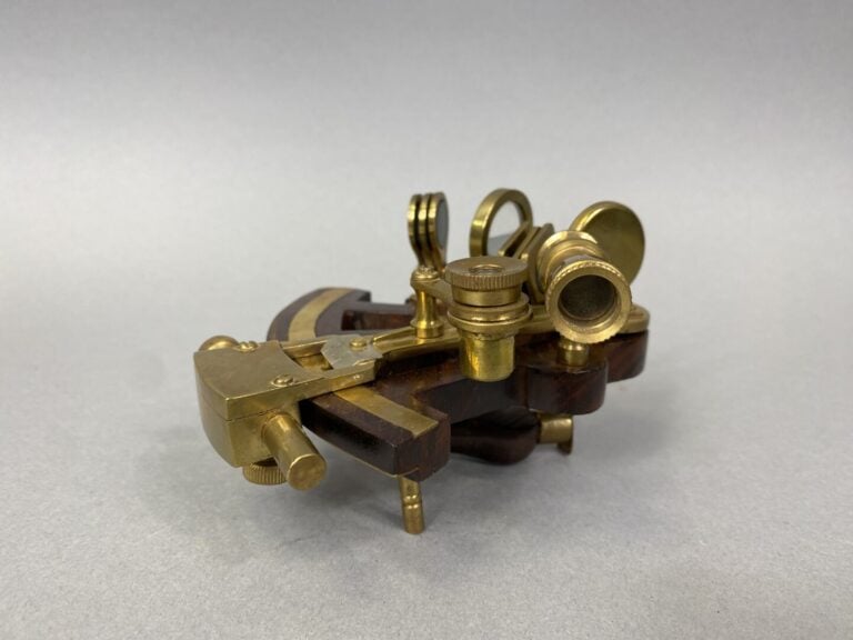 Lot d'instruments de marine en laiton comprenant un sextant de navigation, une…