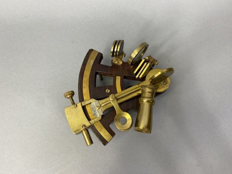 Lot d'instruments de marine en laiton comprenant un sextant de navigation, une…