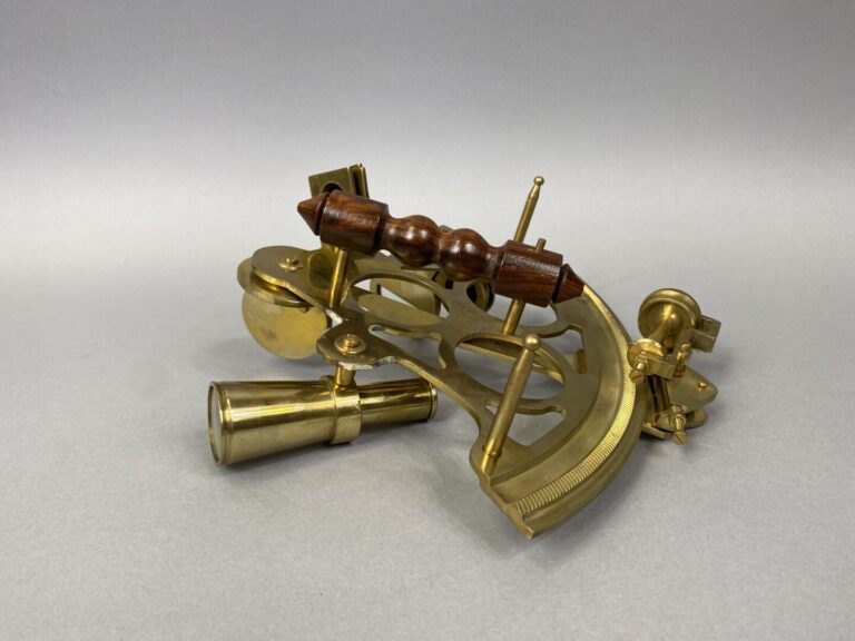 Lot d'instruments de marine en laiton comprenant un sextant de navigation, une…