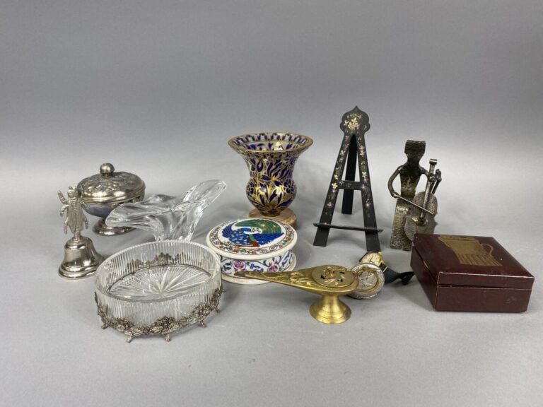 Lot d'objets de vitrine divers comprenant des boîtes marquetées, étui à lunette…