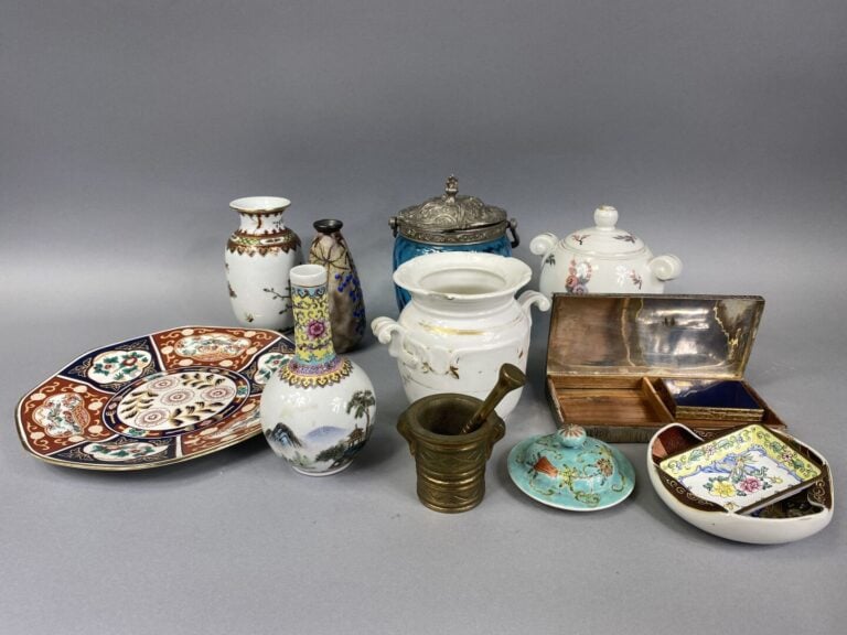 Lot d'objets de vitrine divers comprenant des boîtes marquetées, étui à lunette…