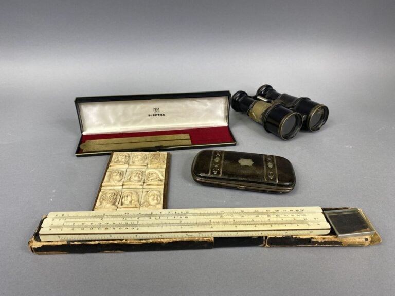 Lot d'objets de vitrine divers comprenant des boîtes marquetées, étui à lunette…