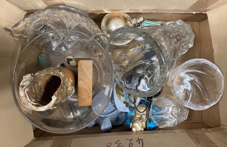 Lot d'objets de vitrine divers comprenant des boîtes marquetées, étui à lunette…