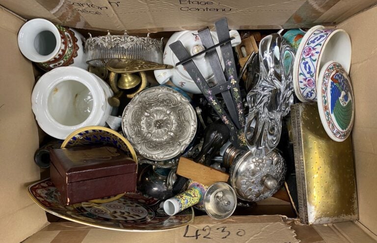 Lot d'objets de vitrine divers comprenant des boîtes marquetées, étui à lunette…
