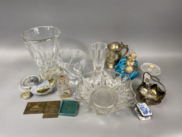 Lot d'objets de vitrine divers comprenant des boîtes marquetées, étui à lunette…