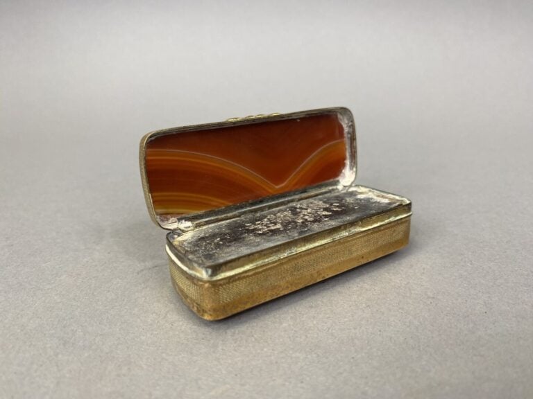 Lot d'objets de vitrine divers comprenant : - -une petite boîte en métal doré e…