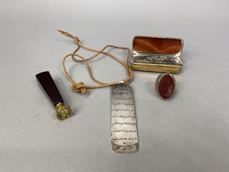 Lot d'objets de vitrine divers comprenant : - -une petite boîte en métal doré e…
