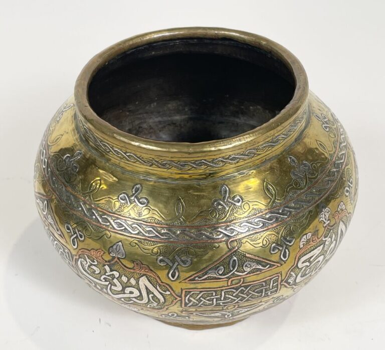 Lot de 3 cuivres Moyen-Orient - - Vase à décor calligraphique. Hauteur : 16,5 c…