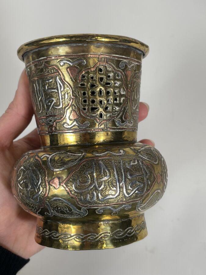 Lot de 3 cuivres Moyen-Orient - - Vase à décor calligraphique. Hauteur : 16,5 c…