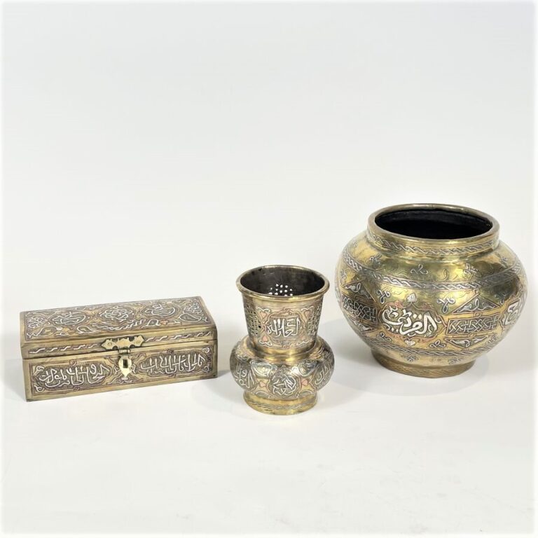 Lot de 3 cuivres Moyen-Orient - - Vase à décor calligraphique. Hauteur : 16,5 c…