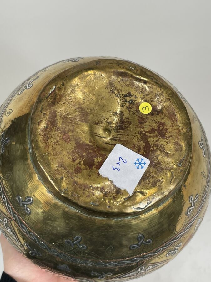 Lot de 3 cuivres Moyen-Orient - - Vase à décor calligraphique. Hauteur : 16,5 c…
